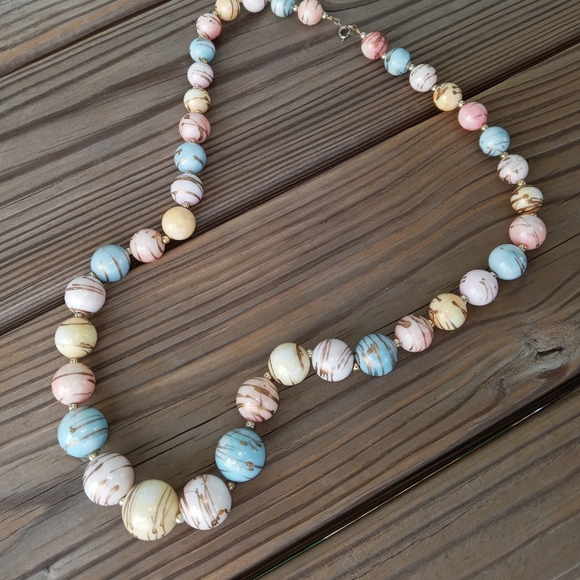 Vintage Jewelry - VINTAGE beaded pastel necklace with gold accents